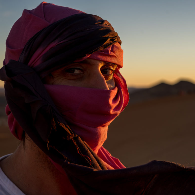Chico con pañuelo bereber en el desierto de Merzouga Marruecos