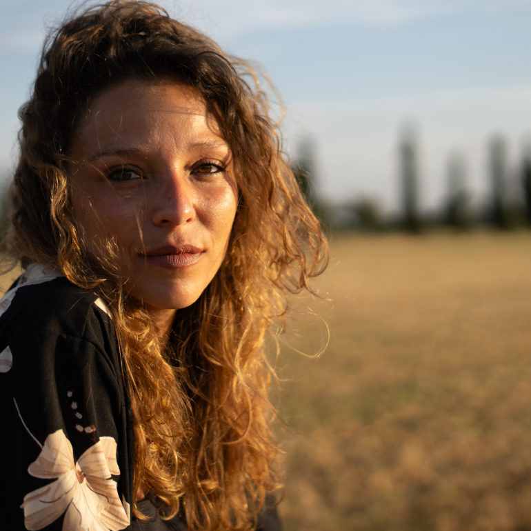 Retrato chica con pelo dorado por el sol del atardecer