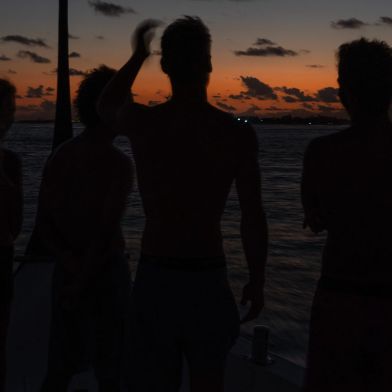 Sombras frente al atarder desde el barco de Maldivas